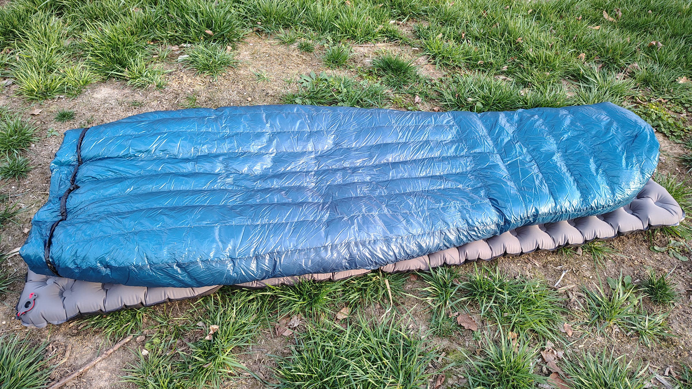 Neve Gear Waratah -2C (28F) ultralight sleeping quilt laid out on sleeping pad